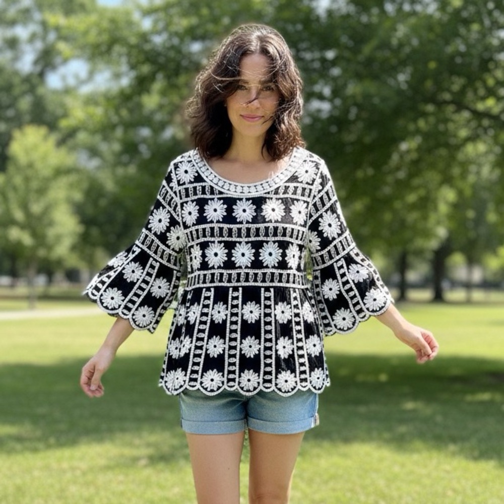 Kindred Black & White Floral Embroidery Bell Sleeve Top SIZE Large